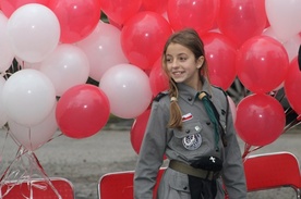 Chwilę później razem z uczestnikami biegu w niebo wystartowały białe i czerwone balony