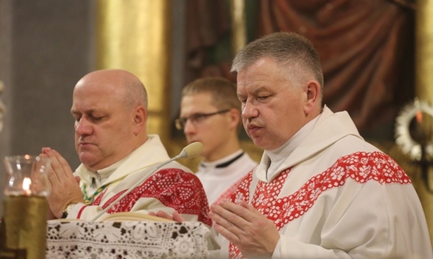 Podczas powitalnej Eucharystii: bp Piotr Greger i ks. kan. Tadeusz Pietrzyk