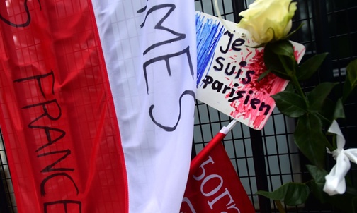 Przed Ambasadą Polacy składają symbole solidarności z rodzinami ofiar