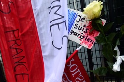 Przed Ambasadą Polacy składają symbole solidarności z rodzinami ofiar
