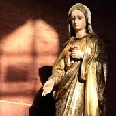 Figura Matki Bożej w kościele w Lutczy