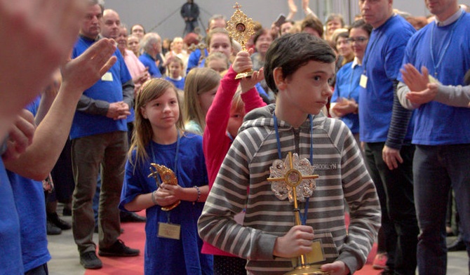 Na początku spotkania dzieci w procesji wniosły relikwie świętych 