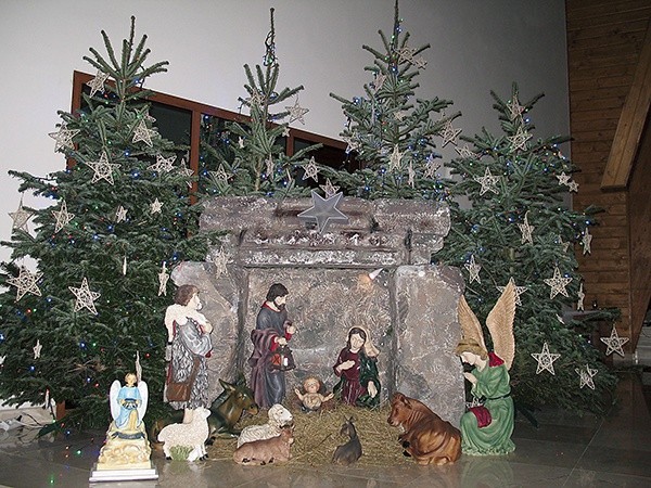  Ubiegłoroczny wystrój świąteczny w kościele św. Jana Pawła II w Nowym Targu. W tym roku obok szopki stanie także Choinka Marzeń