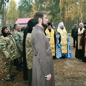 Uroczystość poświęcenia krzyża na poligonie Gwardii Narodowej pod Kijowem, w miejscu, gdzie stanie kaplica służąca kapelanom różnych wyznań. W uroczystości wzięli udział biskupi ukraińskich Kościołów prawosławnych oraz Kościoła katolickiego obu obrządków