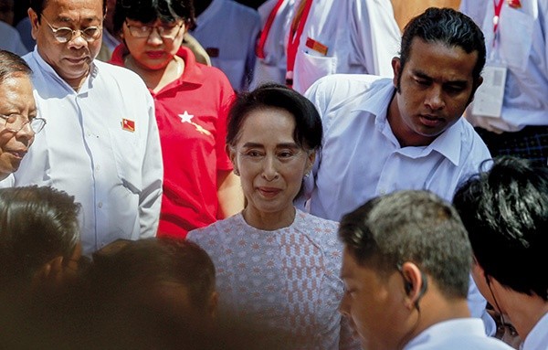 Liderka opozycji, Aung San Suu Kyi, 9 listopada opuszcza siedzibę swojej partii, która wygrała historyczne wybory
