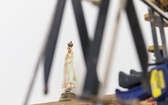 Maryja z góry spogląda na gąszcz skrzypiec, altówek, słoików, narzędzi i smyczków