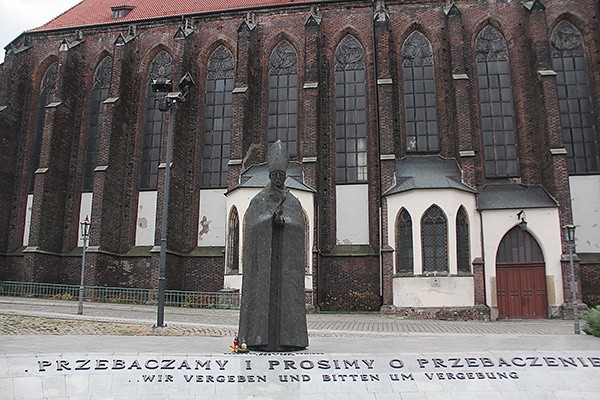  Wybitną postać i jej wkład w pojednanie polsko-niemieckie przypomina przechodniom pomnik kardynała na skwerze przed kościołem NMP na Piasku