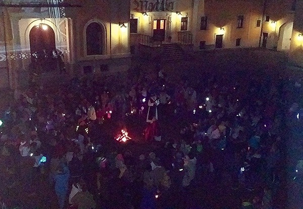 W Starym Opactwie dzieci z lampionami zgromadziły się wokół ogniska