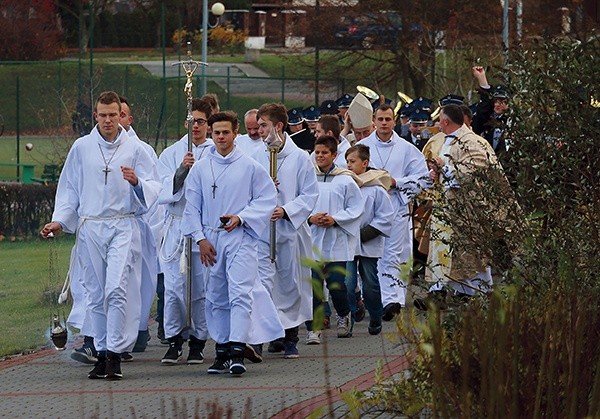 Relikwie błogosławionych wprowadzono do świątyni w uroczystej procesji