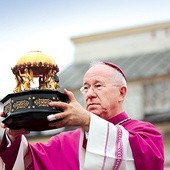  Bp Andrzej F. Dziuba udzielił błogosławieństwa na cztery strony świata relikwiarzem świętej 