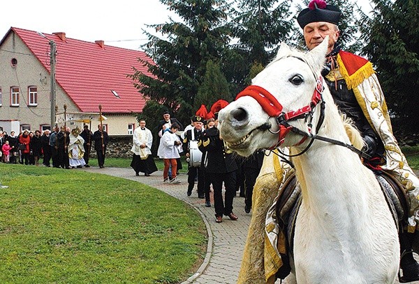  Procesja, którą prowadzi święty, ma w tej miejscowości długą tradycję