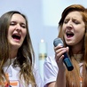  Monika Bednarz (z lewej) i Sandra Koperska podczas wykonywania hymnu ŚDM w Krakowie