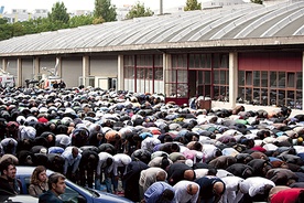 Centrum Paryża, muzułmanie modlą się na ulicy. 