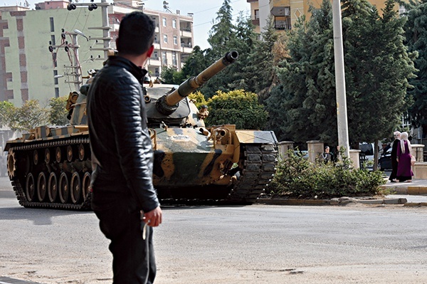 Czołgi na ulicach Silvan. W walkach w tym mieście wojsko tureckie użyło artylerii
