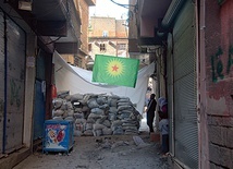 Barykada w wąskiej uliczce Sur. Białe prześcieradło ma utrudniać tureckim snajperom oddanie celnego strzału