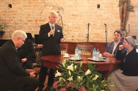 W dyskusji, którą poprowadził  ks. prof. I. Mroczkowski, wzięli udział (od lewej): Andrzej Lusawa, Marek Jurek, Witold Gadowski  i s. Bogusława Woźniak