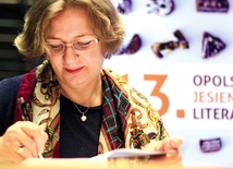 Anna Karoń-Ostrowska podpisuje swoją książkę