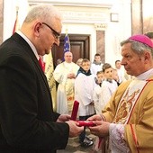 Matce Bożej ofiarowali pozłacane serce. W procesji z darami wręczył je bp. Henrykowi Tomasikowi Jerzy Skórkiewicz, prezes zarządu DIAK