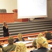 – W dzisiejszych czasach trudno o ciszę. Boimy się jej, bo kojarzy się z nudą albo niepewnością. Wielu z nas nie potrafi się w ciszy zrelaksować – mówiła dr Karolina Siodmiak w swojej prelekcji „Prze-bodźcowanie – dlaczego boimy się ciszy?”