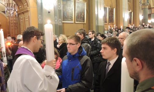 Ks. dr Marek Studenski, wikariusz gereralny, razem z bp. Romanem Pindlem wręczał świece diecezjanom