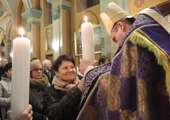 Przedstawiciele bielsko-żywieckich parafii odebrali świece jubileuszu chrztu Polski