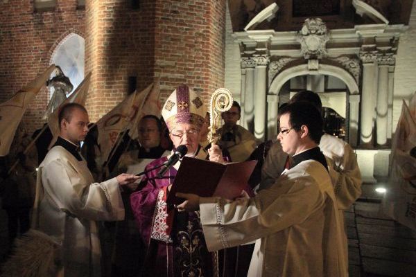 Powitanie symboli ŚDM i Eucharystia na rozpoczęcie Adwentu