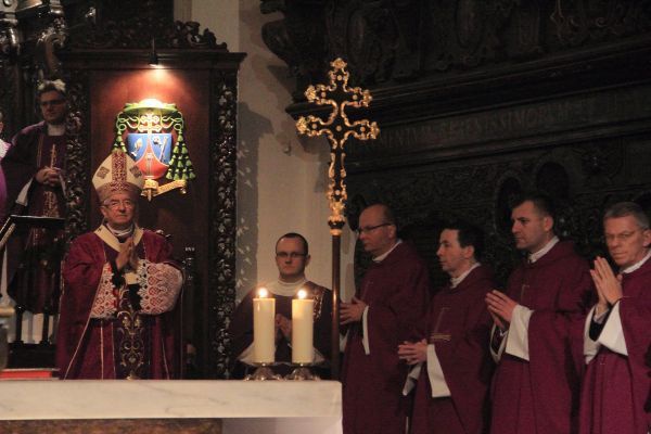 Powitanie symboli ŚDM i Eucharystia na rozpoczęcie Adwentu