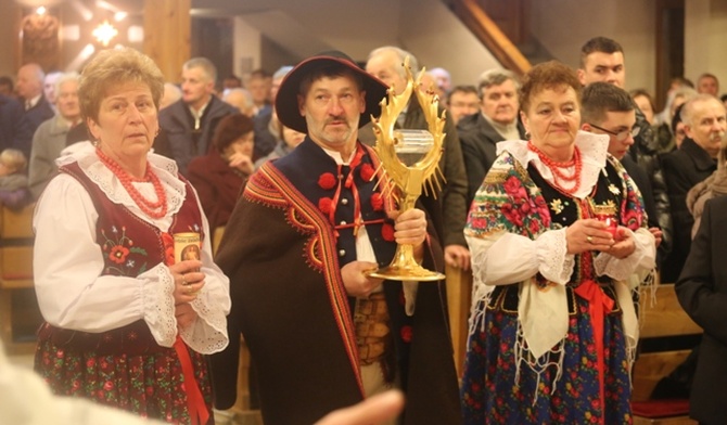 Relikwiarze wniosły do kościoła delegacje parafian w strojach regionalnych