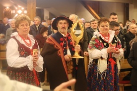 Relikwiarze wniosły do kościoła delegacje parafian w strojach regionalnych