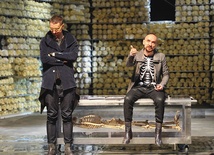 W 2013 r. oprotestowany został spektakl Augusta Strindberga „Do Damaszku” wyreżyserowany przez Jana Klatę (na zdjęciu z Sebastianem Majewskim) w Teatrze Starym w Krakowie