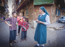 Siostra Juliette codziennie odwiedza jedną z najbiedniejszych dzielnic Bejrutu. Na ulicy żyje tu wiele osieroconych dzieci 