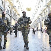 Uzbrojeni żołnierze strzegą bezpieczeństwa na ulicach Brukseli. Na kilka dni w mieście zamknięto placówki oświatowe, centra handlowe oraz metro 