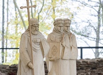 Pomnik Mieszka i Dobrawy na Ostrowie Lednickim, jednym z miejsc, gdzie mógł odbyć się chrzest władcy Polan