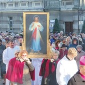 Powyżej: Mszę św. poprzedziła procesja z obrazem Jezusa Miłosiernego po ulicach Szprotawy