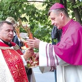 Ks. Zdzisław Grochal (na zdjęciu z bp. Romanem Pindlem) jako trzeci proboszcz w diecezji przyjmował znaki Bożego Miłosierdzia – obraz Jezusa Miłosiernego i relikwie Apostołów Miłosierdzia  