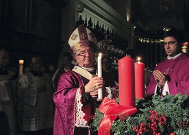  Zapalenie pierwszej świecy na adwentowym wieńcu