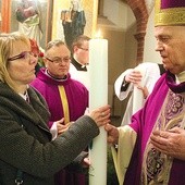  Świece jubileuszowe odebrali głównie świeccy przedstawiciele parafii dekanalnych