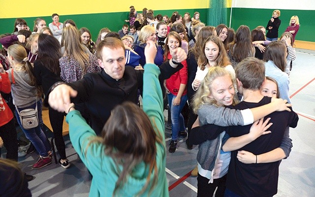 Free hugs – darmowe przytulanie – rozpoczęło spotkanie w Wierzbicy