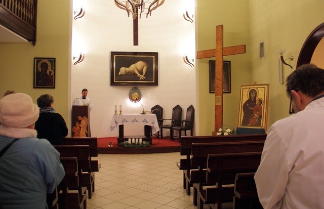 Ks. Jędrzej Orłowski SAC, dyrektor Hospicjum ks. E. Dutkiewicza, podkreślał wartość krzyża i ikony MB, wspominając przy tym papieża Jana Pawła II