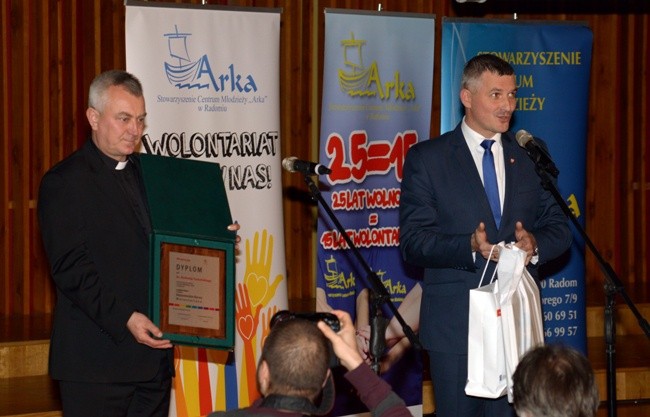 Wolontariat działający z inicjatywy Centrum Młodzieży "Arka" wygrał konkurs "Mazowieckie barwy wolontariatu"