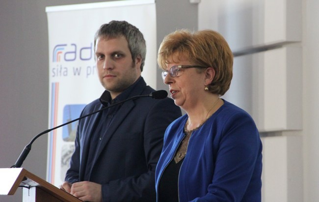 Konferencję otworzyła Lucyna Wiśniewska. Obok dziekan Paweł Kowalski