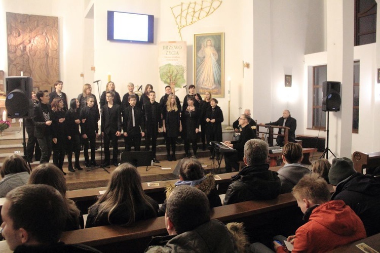 Symbole ŚDM w gdyńskiej parafii św. Jadwigi