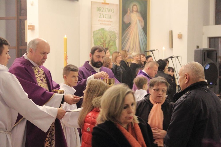 Symbole ŚDM w gdyńskiej parafii św. Jadwigi