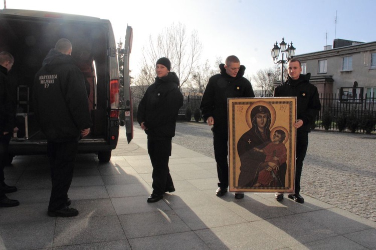 Symbole ŚDM w kościele garnizonowym