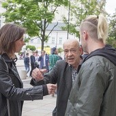 Zdjęcia do filmu kręcono  m.in. na Krakowskim Przedmieściu w Warszawie. W środku Antoni Krauze, reżyser „Smoleńska” 