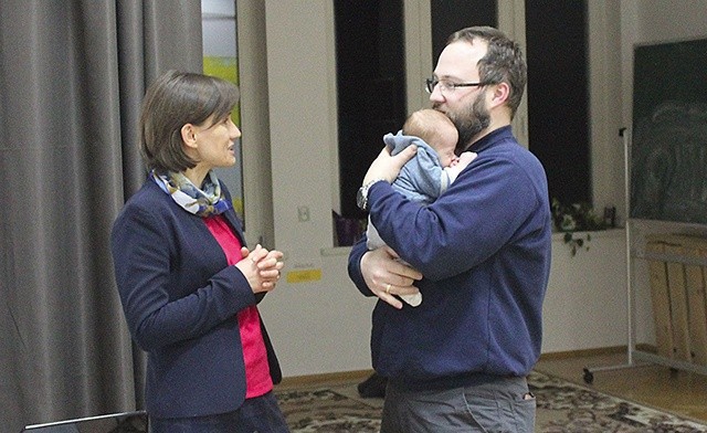  Dr Monika Jakubowska (z lewej) podczas spotkania z rodzicami w katolickiej Szkole Podstawowej „Skała”