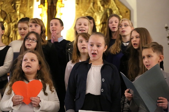 Uczniowie z Łękawicy o bł. ojcu Michale Tomaszku