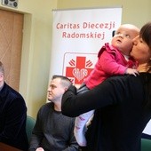 Karolina i Grzegorz Barankowie proszą o wsparcie dla ich chorej córeczki. O pomoc apeluje też ks. Robert Kowalski, dyrektor Caritas Diecezji Radomskiej