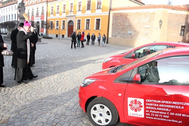 Poświęcenie nowych samochodów Caritas