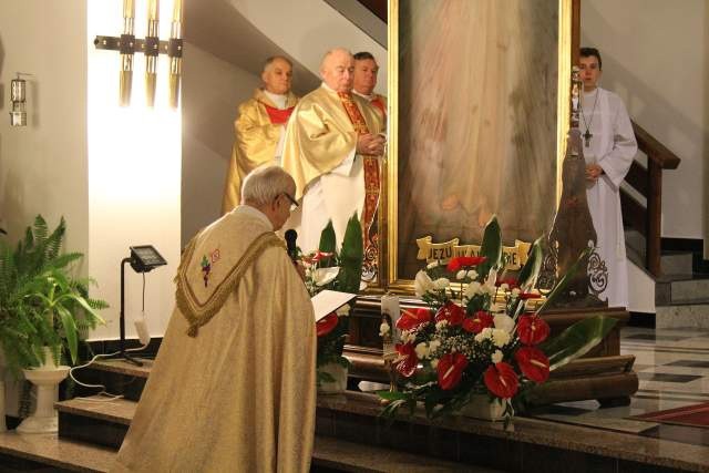 W imieniu parafii obraz Bożego Miłosierdzia powitał ks. kan. Zygmunt Bernat